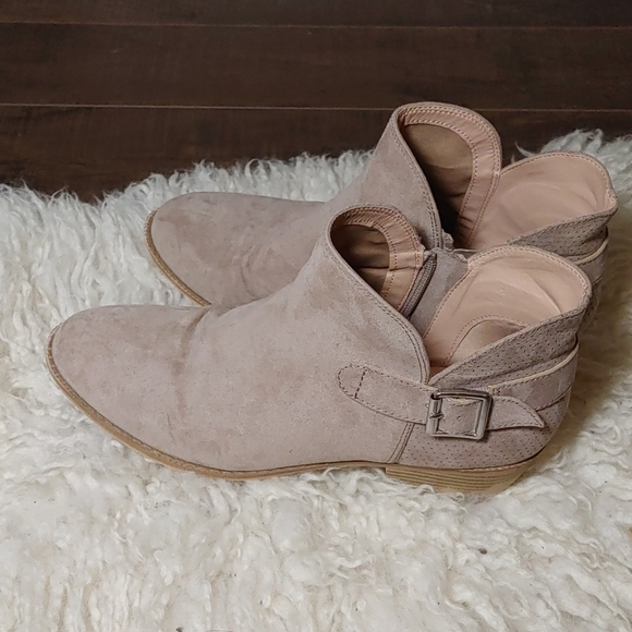 Cute faux suede ankle boots 👢 - Picture 2 of 5